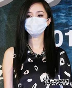 杨幂戴口罩被怀疑是整容