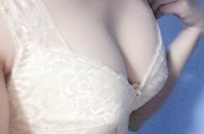 胸部躺下后的形态也挺满意很自然，看起来不会很假