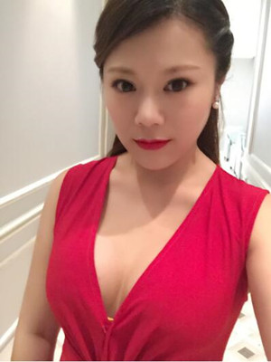 做了自体脂肪丰胸变成性感深v女郎