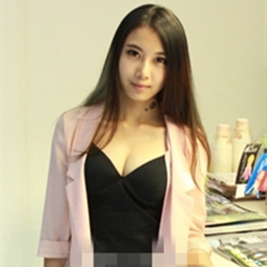 看我自体脂肪隆胸半年后的照片，果很好哦~