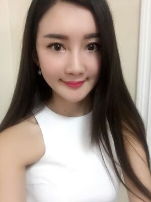 干瘪的脸在自体脂肪面部填充后巨饱满