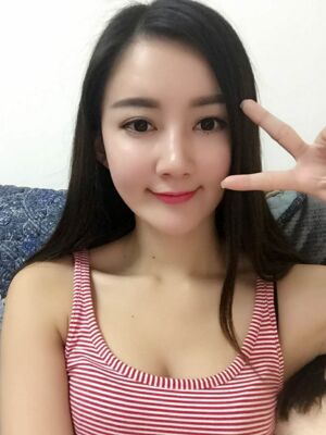 干瘪的脸在自体脂肪面部填充后巨饱满