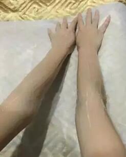 刮毛过后敷上冷凝胶