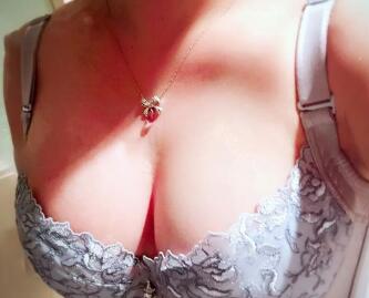 隆胸一个月整了，胸型很自然