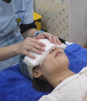 去眼袋术后护士给我做冰敷，防止淤青加快恢复