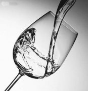 <b>暑期整形一定要远离酒精</b>