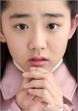 镜头放大,文根英的确从之前的巴掌脸同款西服,wuli千颂伊穿上是这样的