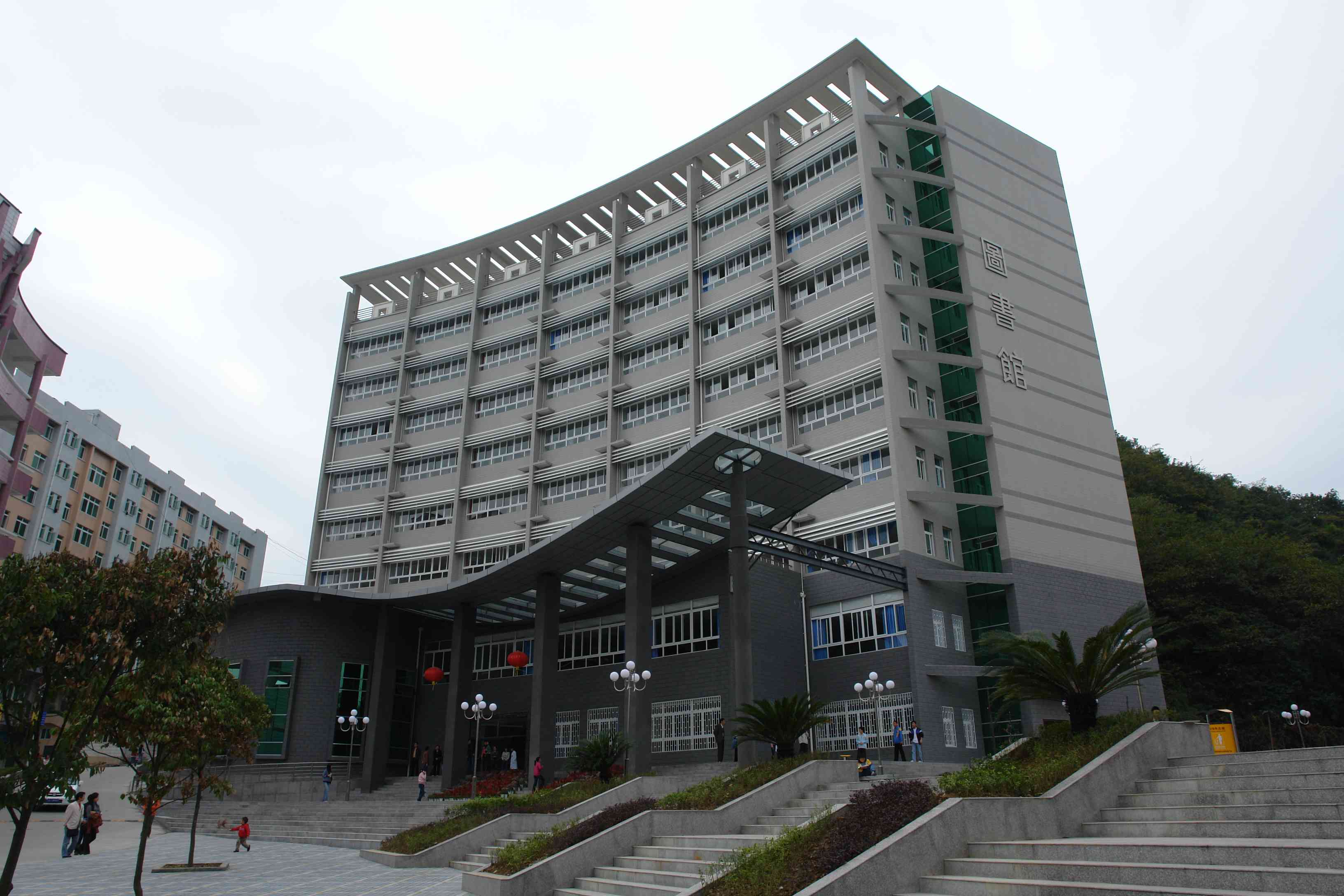 遵义医学院眼部整形美容手术需要花多少钱成好吗