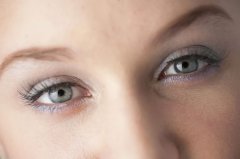 开完眼角后为什么会后缩，正常不