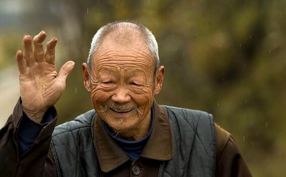 71岁老大爷整形祛眼袋为跳坝坝舞形象更年轻