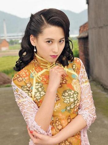 《杀狼花》中的夏宝珠则更让观众看到了她的冷艳与大气.