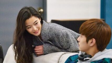 全智贤李敏镐欢片场花絮照公开 CP感十足