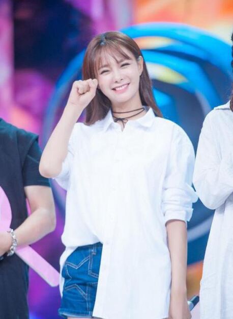 沈梦辰整容对比图 下巴塞的假体被发现 