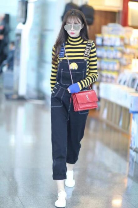 沈梦辰整容对比图 下巴塞的假体被发现 