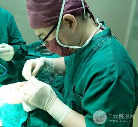 下面就来简单的说说我做双眼皮的历程吧    一起来来看杨荣医生做