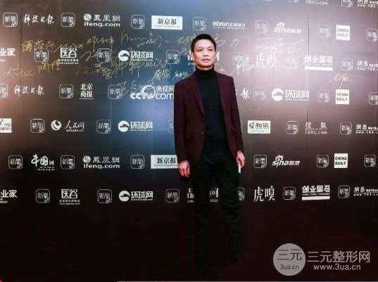 王立鹏主任在签名墙的留影