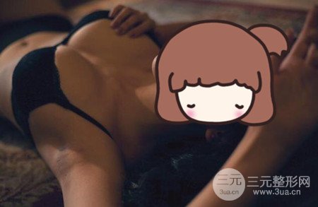 假体隆胸术后成功摆脱小学生身材，立现性感身材