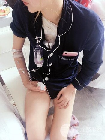 健身教练做了假体隆胸拥有凹凸有致的身材