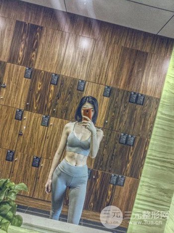 健身教练做了假体隆胸拥有凹凸有致的身材