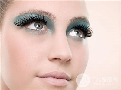 做上睑皮肤松弛矫正费用多少钱