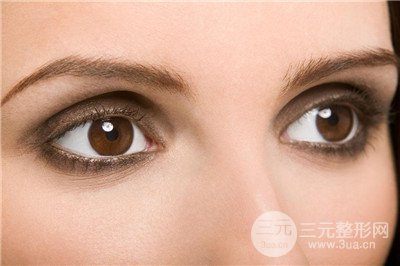 做上睑皮肤松弛矫正费用多少钱