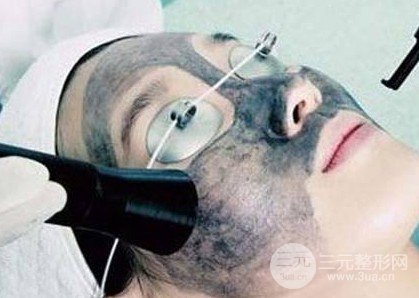 做黑脸娃娃中碳粉的功
