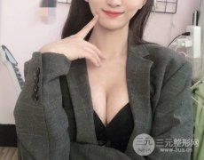 水滴型假体隆胸一年后，胸型保持的很好~
