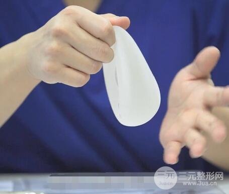 如何根据年龄选择隆胸假体?