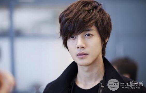 金贤重整容前后照片对比，欧巴的颜值是真实的吗？