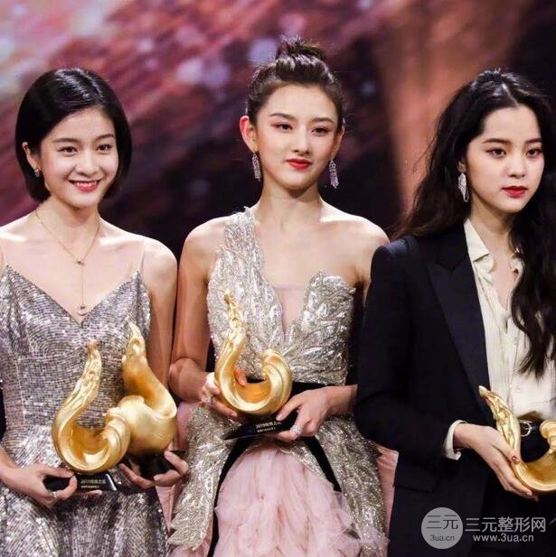 欧阳娜娜无表情状态下，凹陷的法令纹、嘴边的嘟嘟肉木偶纹