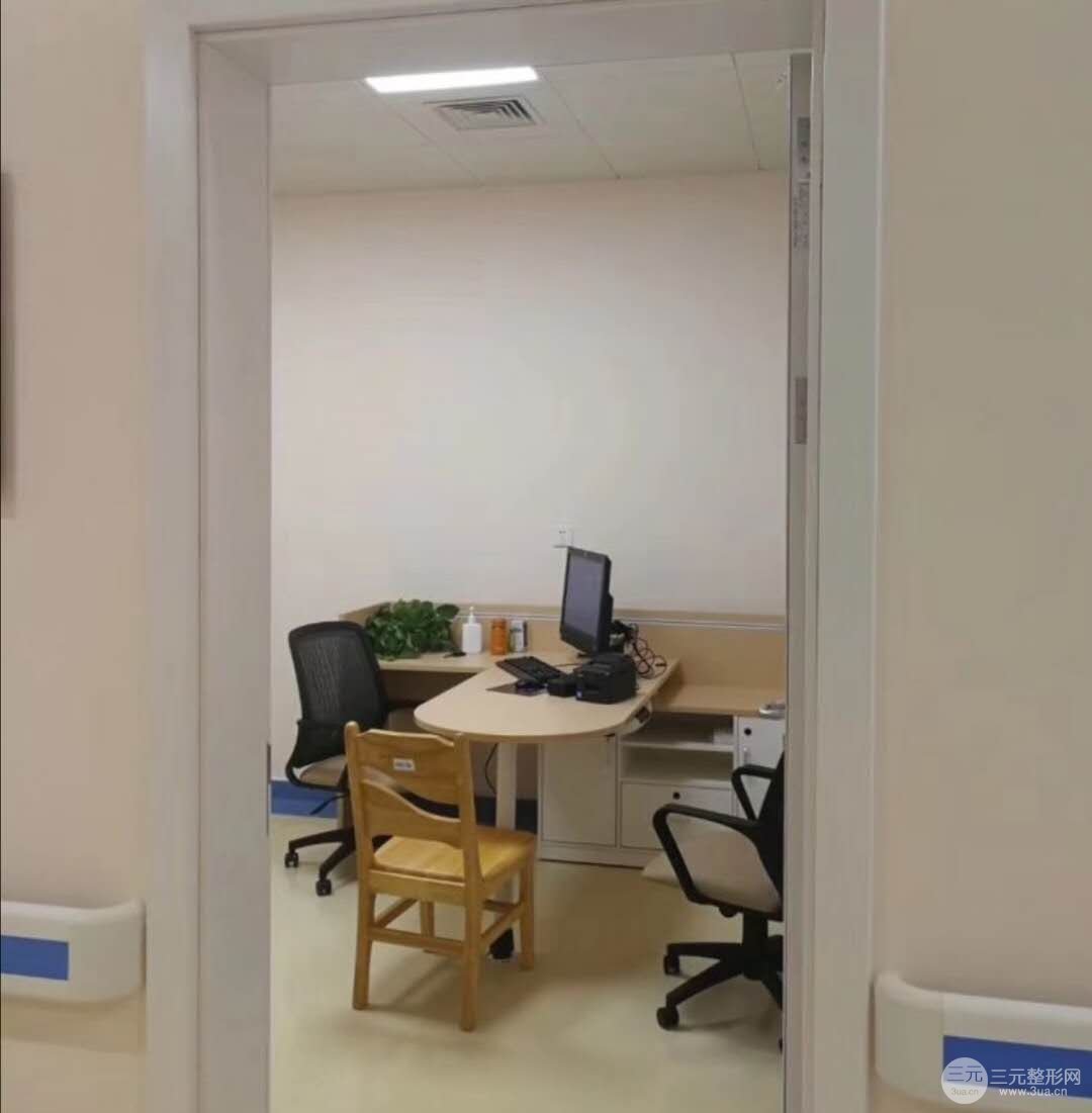 青医附院美容整形科点痣价目表，案例图