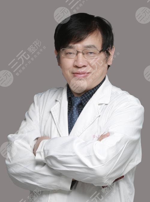 现在在上海九院工作,同时也是知名的鼻部整形专家.