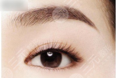 因为我对之前的眉毛设计不满意,这次纹眉老师较为认真的对待眉毛设计