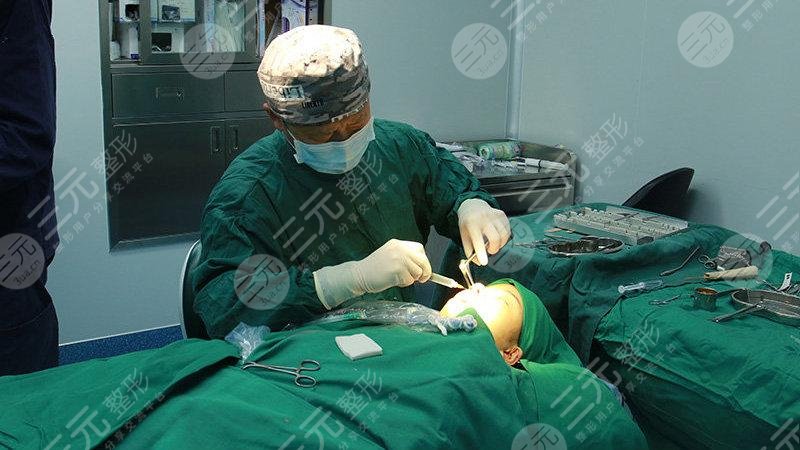 歪鼻矫正术**高吗