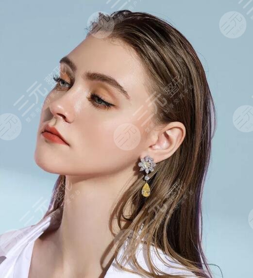 萨顶顶整容了吗 萨顶顶整容前后照片1