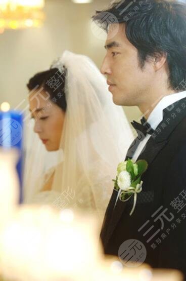 宋允儿也在2009年和演员薛景求步入婚姻了,但在当时两人的婚礼并不被