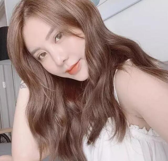 这名沉溺于整容的女人名字叫做阮秋贤,1990年出生于河内市.