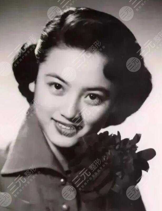 除了旗袍,民国美学的另一个灵魂是卷发无论是欧式宫廷卷发,燕尾服发型