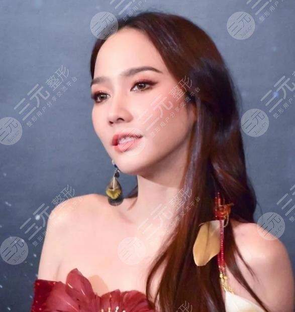 aump笑了起来:"你们拍我怎么样,但是请仔细挑选好照片!