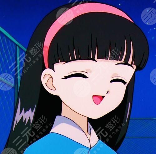 过照片后表示:从两张照片对比来看,整形后的脸型确实比以前要精致很多