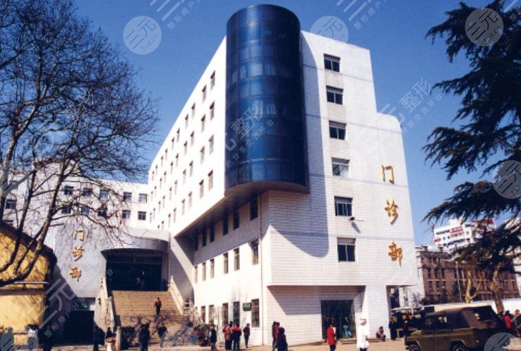 南京大学医学院附属金陵医院做鼻部手术和眼部手术多少钱？哪个专家好？