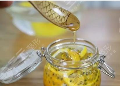 腌柠檬水加蜂蜜