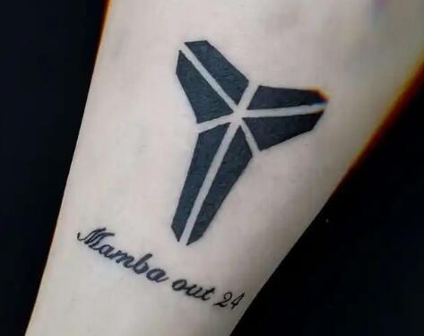 科比黑曼巴标志纹身图解析!一代篮球明星陨落,他的精神长存!