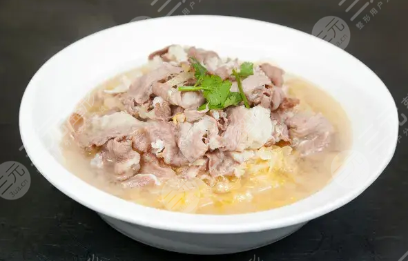 汆羊肉的做法的简单,将买来的鲜羊肉在冰箱里面冻半小时,等到能够切成