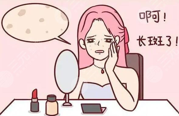 　　美容激光祛斑要做几次才有果?脸上长了色斑令人感觉很苦恼，色斑主要在脸颊两侧生长，一旦有一颗色斑生长出来，那么接下来就会接二连三长出各色的色斑。这些色斑长成之后就不会自己消失。相反还会因为皮肤不能很好的被护理而越长越多。颜色越来越加深。所以朋友们在长了色斑之后，要关注自己的皮肤健康。现在采用美容激光方法来祛斑是很科学的，下面小编就给大家介绍一下相关情况。  　　1、美容激光祛斑要做几次才有果?  　　激光祛斑并不是一蹴而就的，每次照射激光都会弱化，一部分黑色素并不能一次性的全部清除，需要多次反复的照射才能将黑色素从皮肤中全部排出。一般色斑在照射三次左右的激光之后，就会有很好的改良肉眼可见的颜色淡化。  　　2、色斑的形成原因  　　色斑主要是由于皮肤深层产生了黑色素，而这些色素缺少代谢的途径，或者代谢过慢过分堆积。少量的黑色素位于皮肤深处是很难看出来的，但是如果黑色素囤积的过多，那么大量的色素聚集到一起就会形成斑块，这种斑块颜色比较浓重，就会映射到皮肤表面，这就形成了我们所说的色斑。  　　说白分为很多种类型，包括雀斑，黄褐斑，妊娠斑，晒斑。原理是一样的，都是色素沉积，但是形成的原因是千差万别的。雀斑主要是由于遗传引起的皮肤类型比较特殊，缺少代谢黑色素的能力，所以黑色素会大量的囤积，而黄褐斑是由于体内内分泌失调，产生了不良的皮肤反应而积累了色斑，而日晒斑则是由于长期的日晒，在紫外线的作用下，黑色素被大量的产生从而导致了大面积的色斑。  　　3、美容激光祛斑的原理  　　不论是哪种类型的色斑，主要是都要将这些色素驱散排出体外，这样才能解决色斑的问题，去除色斑可以通过化妆品的日常护理，也可以通过医美手段。目前美容的方法主要集中在激光祛斑项目上，依托于激光光束强大的穿透力和作用力可以使皮肤深层的黑色素组织被击碎，变成小分子的颗粒，并且伴随着激光的波动从皮肤中排泄出来。  　　而且激光可以刺激肌底的细胞再生，产生大量新鲜胶原。这些胶原可以饱和，大量的水分使皮肤保持水润的状态。对于干纹细纹也可以很好的填充。当皮肤表面变得更加健康的时候，对于外界的影响加大幅降低，尤其是紫外线的干扰，可以阻挡部分紫外线，避免黑色素的再次生成。  　　4、美容激光祛斑的注意事项  　　激光祛斑之后要注意防晒，因为激光会使皮肤表面的组织短时间破坏再生，所以在恢复的过程中很脆弱，皮肤会在阳光的照射下产生不良的反应，所以手术之后的防晒工作很重要。一般手术后前一星期不能涂抹防晒霜，主要靠物理防晒为主，戴帽子和戴口罩。在皮肤恢复之后要涂抹防晒霜。激光祛斑之后饮食也很重要，尤其是辛辣和油腻的食物，尽量少吃多吃维生素C含量高的食物，例如蔬菜和水果，也要补充优质蛋白。  　　避免吃颜色深的食物，例如经常喝黑咖啡、喝可乐浓茶等，由于含有大量的黑色素会引起体内色素的增加，不利于皮肤美白。值得注意的是，有一部分色斑是由于体内的内失调而引发的，例如黄褐斑，这类斑点需要调节身体的内部结构，而避免产生新的色斑，所以可以寻求医生的帮助，适当的时候饮用药物来调节身体情况。