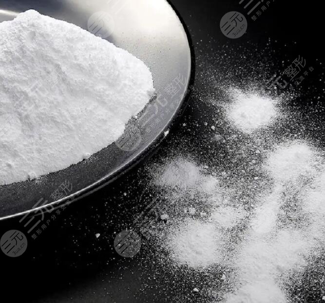 　　苏打水去黑头对皮肤有损害吗?黑头不仅看上去不美观，而且如果没有及时处理掉这些黑头还会使毛孔被撑大，使皮肤角质受损，加速皮肤松弛下垂。但是去黑头也要遵从科学的方法，如果盲目地用手去挤压黑头，黑头短时间内被挤出，但是很快又会生长出来，黑头也会生长的越来越严重。现在黑头去除的方法还是比较多的，有去除黑头的面膜，有黑头导出液，有黑头铲等等。下面我们就给大家介绍一下苏打水去黑头吧。  　　1、苏打水去黑头对皮肤有损害吗?  　　目前有很多种去除黑头的办法，例如有一些去除黑头的撕拉面膜可以把黑头紧紧的粘在面膜上，然后用力拉扯可以带出黑头。这种方法会使皮肤变得松弛，而且还会损伤皮肤表面的保护层，长期使用不利于皮肤的健康，容易产生皱纹。还有一些贴敷类的面膜，可以乳化黑头，便于黑头排出，然后再通过贴敷收缩毛孔的面膜，使毛孔变得紧致。  　　这种面膜更加有利于黑头的处理和皮肤的保护。有不少朋友探索了新的简单易行的去黑头方法，就是苏打水去黑头。通过在脸上服苏打水，毛孔里的黑头会变得松动，随着棉棒的触动会排出皮肤之外。这个方法主要是源于苏打水的弱碱性与皮肤黑头的弱酸性相互作用。在现实当中被应用的很广泛，而且有不少朋友反映还是比较有用的。  　　2、黑头的产生原理  　　黑头主要是毛孔里生长了过多的油脂，这些油脂与灰尘和皮肤杂质混合在一起，经过长期的氧化变成了黑色，外观看起来就是一个一个的黑点分布。如果用手挤压会挤出来乳状的物质而且还有臭味。黑头多产生于油性肤质的人群主要集中在面部、胸部和背部。因为油性肌肤的人群，他们本身皮肤分泌油脂量很大，而且毛孔相对来说比较粗，这给黑头生长提供了温床。  　　黑头生长是恶性循环的过程，首先是毛孔粗大容易产生油脂和黑头，如果不经正确方法就盲目的去除灰头，那会刺激皮肤生长出更多的油脂，产生更多的黑头，毛孔越长越大，将毛孔撑得越来越大，而越来越大的毛孔就会长出越来越大的黑头。所以毛孔和黑头是要同时顾及的，去除黑头要采用科学的方法。  　　3、苏打水去黑头的注意事项  　　苏打水是弱碱性的物质，而且并非专业的皮肤护理用品，所以不利于长期使用。我们所使用的化妆品，尤其是油性皮肤使用的化妆品，一般都应该以温和性的为主。因为长期的弱碱或者弱酸刺激会使皮肤生长更多的油脂，而且还会破坏皮肤表面的屏障。皮肤屏障一旦受损会产生很多皮肤问题。  　　而且长期使用弱碱性的产品，皮肤会变得敏感而且容易发绀，产生敏感肌和产生皱纹。所以如果采用小苏打去黑头的办法，那么就要适度使用，要间隔很长一段时间之后再度使用，而且使用过程中要注意小苏打和水的比例。浓度过大的小苏打也会在短时间之内使皮肤受到刺激，发痒，红肿。  　　去黑头的方法有很多，有的朋友皮肤很敏感，就要选用温和的去黑头的方法，如果有的朋友的皮肤上面存在伤口那么就不要使用此类方法。医美上也有很多种去黑头的方法，例如可以采用光子嫩肤、激光照射等方法。通过光线对肌肤的刺激，是肌肤深层的胶原组织。  　　大量再生促进皮肤的新生活力，使原本的老化问题得以解除，而且毛孔缺乏弹性的问题也得以缓解，这样就可以有能力排解出黑头及油脂，避免大量黑头的再次产生。同时光子、嫩肤和激光照射可以改变皮肤的肤质，使皮肤屏障变得更厚重，有利于抵挡外部因素的侵袭，保护内部肌肤的健康。