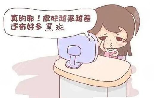 　　脸上斑点怎么去除有?脸上长了斑点是皮肤的基底组织发生了问题，因为这些斑点并不是皮肤表面的色素，而是皮肤深层部位大量色素堆积显现出来的。所以一旦脸上有斑点，大家要引起注意。要迅速的确定斑点的类型，找出色斑生成的原因，这样可以能够避免皮肤在生长出更多的色斑。但是对于已经长出来的斑点，要用科学的方法来去除。因为皮肤组织很脆弱，采用方法不当不仅不能去除斑点，还会造成皮肤屏障的损害或者过敏。  　　1、脸上斑点怎么去除有?  　　色斑分为很多种类型，包括蝴蝶斑、日晒斑，妊娠斑等等。色斑的生长有很多原因，其中一种是来源于天生的皮肤状态。如果父母脸上有斑，那么孩子也很有可能会长斑。另一种就是后期产生的，这个就更加复杂了，有可能是身体原因，有可能是日晒原因，也有可能是过敏等原因。不论是哪种色斑，只要找对方法都可以去除。  　　首先要注意防晒。脸上黑色素的产生主要是由于紫外线照射受到刺激而产生的。想要减少色素生成的数量。那么就要做好紫外线的干扰工作，在脸上涂抹防晒霜。目前防晒霜分为物理防晒霜和化学防晒霜。一般物理防晒霜对于肌肤的护理作用会更加好一点。不仅可以避免紫外线直射皮肤更加可以隔离周围环境当中的有害杂质。平时在外出的时候要佩戴帽子、手套等防晒物品。  　　其次，平时里可吃一些美白的食物，例如维生素含量的食物和胶原含量高的食物。例如维生素C，维生素E，烟酰胺这些微量元素对于皮肤都很好。平时也要多注意皮肤护理，尤其是皮肤的美白补水，在做好皮肤的深层清洁之后及时补充水分。平时里可以多用一些美白淡斑的精华，面膜，面霜等等。  　　如果色斑形成之后面积比较大，颜色浓重，可以通过医美的手段来解决。例如现在应用比较广泛的就是激光祛斑，激光的穿透能力比较强，可以直接到达皮肤深层次的部位，是皮肤基底的细胞在激光的刺激下重新焕发生机，产生大量的皮肤胶原。胶原可以使皮肤富含大量的水分，而且富有弹性，改变皮肤代谢慢的情况，帮助皮肤屏障修复，加厚角质层对于根本上解决色斑生长的问题。  　　而且激光可以将色素彻底的击碎成小分子，通过高频振动使这些小分子排出皮肤，帮助皮肤实现洁白无瑕。同时再解决脸上色斑的同时还可以去除痘坑痘印，细化毛孔，清除红血丝，实现皮肤年轻化紧致肌肤，可以说是一举多得的医美项目。  　　2、脸上斑点形成的原因  　　脸上斑点又可以称作为色斑，一般在面颊的两侧广泛的生长，而且这些斑点往往跟旁边的皮肤颜色呈现出比较大的差别，以褐色与黑色为主。因为本身肤色是比较浅的雨，这么深的颜色相互对应，就是脸上显得更加斑驳。紫外线照射在皮肤会对皮肤产生损害，机体为了应对这种损害就会产生黑色素来抵制紫外线对皮肤的灼伤。  　　正常来讲，黑色素生成之后会在一段时间之内被肌肤代谢掉。可是有一些朋友的肌肤天生的或者后天的原因造成了皮肤屏障受损，对于黑色素的分解和排泄能力是比较弱的，致使很多黑色素堆积在皮肤的深层，黑色素堆积的越多，脸上的色斑就会越加厉害。