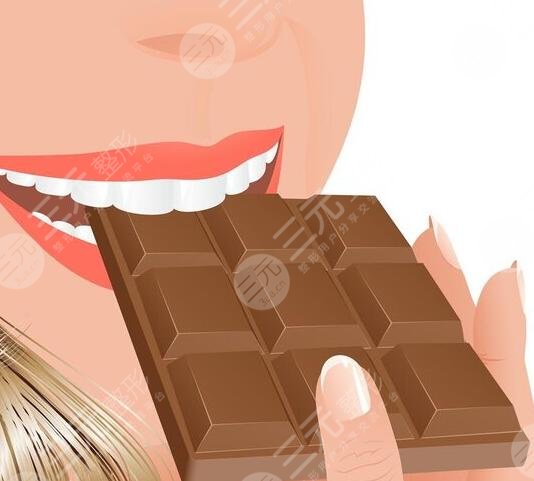 　　吃巧克力减肥法有果吗?近老是听到很多人说吃巧克力可以减肥，减肥一直都是大家一辈子都在奋斗的事情，很多人都在减肥和放弃中不断的挣扎，只要找到一个可以进行减肥好方法，都会出尝试一下。近就有很多小伙伴在咨询吃巧克力的减肥方法，这个有没有科学依据先不说的，如果按照正常饮食后，再吃巧克力估计没有审美减肥果，巧克力也分很众多，有不含糖不含牛奶的黑巧克力，还有含牛奶含糖的白巧克力，长期吃黑巧克力减肥，可能还是有一点果的吧。  　　一、吃巧克力减肥法有果吗?  　　很多人说能够坚持锻炼减肥就坚持锻炼减肥，这样的减肥方式比较健康，也是比较不错的一个方式，但因为快节奏的生活和工作，很多年轻人都没有自己的私人生活，不是在加班就是在加班的路上，哪里有这么多时间进行减肥锻炼了，于是大家就在其他的减肥方式中寻找出炉，什么21天苹果法、什么过午不食法，以及现在的吃巧克力减肥法，都在当下年轻人的选择中，总结了一下这些减肥方法的秘诀。  　　基本就是节食，吃苹果，光吃苹果不吃主食，没有热量的摄入，坚持21天，是会瘦下来的，但减下来的基本都是肌肉，脂肪反而没有减少，不管是苹果减肥，过午不食，还是吃巧克力减肥法都是一样的原理，这算的上是一种不健康的减肥方式，会降低一个人的免疫力，也会造成一些不太好的后果，减肥的方式一定要健康，尽量管住嘴，迈开腿。  　　二、医美整形上的塑性方式  　　除了锻炼减肥以外，在医美整形项目上也有能够塑性的项目，那就是吸脂私信，对医美整形项目比较了解的小伙伴们，或多或少也了解过吸脂塑性这个整形项目，他的原理是，在医美整形上，利用先进的吸脂设备，先对想要吸脂的部位进行消毒，注射*药，然后注射膨胀液，将脂肪和皮下组织分开，然后在吸脂部位做一个小的切口，然后将大小合适的吸脂针伸入吸脂部位，连接上负压抽吸机，就可以进行吸脂手术了，手术结束后，要多多走路锻炼，将肿胀液和其他液体排除体外，然后坚持穿塑形衣，手术就完成了。  　　吸脂手术不仅是适用于局部塑性，还可以多个部位一直做吸脂手术，也可以进行全身的吸脂手术。吸脂手术的适用人群主要是，小部位的脂肪堆积，臀部、腰腹部、手臂、大腿等位置，体重过重的人不适合，因为吸脂手术只能塑性，并不能代替锻炼减肥，对吸脂手术抱有很大希望的小伙伴们，也不太合适做吸脂手术。  　　三 、吸脂手术的价格怎么样?  　　1、吸脂的部位不同价格也就不同  　　吸脂手术的费用一直都在变动，也会受到外界很多因素的影响，比如说每个人的脂肪堆积量不一样，想要达到一个不错的吸脂果，吸脂的的部位和量都会不同，价格也就会不同，比如说大腿、臀部、腰腹吸脂的价格就会比手臂和面部吸脂的价格要贵一点，总是就是做的部位越多，价格也就会越高，吸脂手术都是按照部位收费的。  　　2、选择的整形医生不同价格也就不同  　　整形医生的是吸脂手术的主要实施者，吸脂手术是一项比较考验医生的技术和经验的，资质齐全，资历深，经验丰富的整形医生做吸脂手术的价格就会比一个普通整形医生的高，一般来说，主任医师的做的价格就比主治医师的高很多，虽然是同一个部位。  　　3、选择的整形医院不同价格也就不同  　　吸脂手术并不是一个小手术，这个手术的精细度和细节要求都比较高，对整形医院的设备和环境也有一定的要求，并且并不是每一个整形机构都有资质做吸脂手术的，做这个项目，大家尽量找到一个专业正规的的整形医院，里面不仅有先进的整形设别，还有标准化的无菌手术室和专业正规的mz团队。