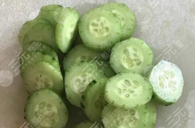 黄瓜白面液涂于面部