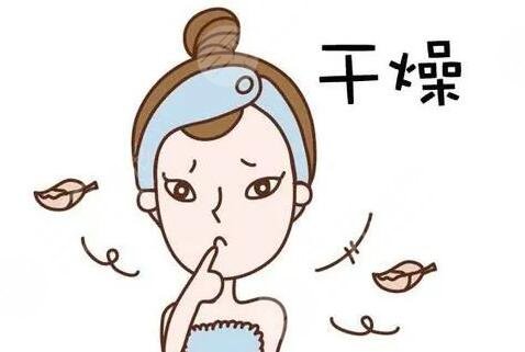 　　冬天自制补水面膜，我相信有许多小伙伴和小编一样，每到冬天的时候，脸上皮肤特别干燥，不仅会起皮脱皮，还会发红瘙痒，严重的时候甚至会感觉到刺痛，买了许多的补水面膜和滋润型水乳，也不能缓解皮肤干燥的症状，有时候还会加剧皮肤的瘙痒感和刺痛感，所以小编想到了冬天自制补水面膜，咱们可以用没有任何添加剂的蔬菜植物水果制作成面膜来对皮肤进行补水，缓解皮肤干燥的症状，让皮肤在冬天也能水水润润，不再脱皮。  　　一、导致皮肤干燥的原因  　　皮肤干燥可能是季节的变化或者皮肤缺水以及贫血的原因导致的，皮肤干燥不去改良的话，不仅会使得皮肤变厚变粗糙，严重的话会引发皮肤炎症。首先随着年龄的增长，身体里面的各种激素也会的降低，皮肤的水分会慢慢的流失，皮肤锁水的能力也会慢慢的下降所以皮肤也就会变得越来越干。其次，气候的改变也会导致皮肤分泌异常，皮肤的表面就会变得粗糙起来，皮肤的抵抗能力也会慢慢的减弱，后也就会导致皮肤干燥。  　　然后是睡眠不足，紫外线过度照射以及过度减肥等原因，会使身体的平衡受到一系列的损害，身体各个部分的循环能力也会变弱，久而久之皮肤就会干燥且粗糙。后是一个比较常见的现象，也就是咱们在洗脸的时候用比较烫的水或者使用刺激性的洗面奶，就会使皮肤变得紧绷且干燥，但是这个原因是短期的一个现象，可以立马改良并得到恢复。但是其他的就需要对皮肤进行长期的补水，才能慢慢的改良皮肤干燥的症状。  　　二、冬天自制补水面膜的做法大全  　　小编整理了几个冬天自制补水面膜的小妙招，小伙伴们可以学习一下。首先是自制芦荟面膜，我们将新鲜的芦荟搅碎过后，将芦荟汁倒入干净的容器里面，加入一个鸡蛋的蛋清和适量的鲜牛奶，搅拌均匀过后敷在脸上，并且轻轻地打圈按摩面部皮肤，可以有的对皮肤进行补水保湿。  　　其次是自制猕猴桃面膜，加入一勺海藻粉进行充分的搅拌，然后将自制的面膜均匀的涂抹在脸上敷十五分钟后将面膜洗掉，可以在对皮肤进行补水的同时，使皮肤变得更加有光泽。后是自制香蕉面膜，我们将一根香蕉捣碎，加入适量的酸奶和一勺蜂蜜搅拌均匀，然后将自制面膜敷在脸上十五分钟过后洗净，能够温和的清洁皮肤，并且修复因为干燥而受损的皮肤屏障，适合干燥缺水的皮肤使用。  　　三、面部补水的好处  　　咱们再对面部进行补水过后有以下几个好处，首先一点，是可以增强皮肤的光泽感，皮肤深层补水过后，角质层会充满水分，皮肤的细胞排列也会变得平整，所以增强皮肤的光泽度。第二点，补水可以促进皮肤的新陈代谢，如果皮肤缺水的话，皮肤的新陈代谢周期会变得错乱也就会导致皮肤的老旧角质层堆积，使皮肤变得暗沉，甚至形成色斑。  　　第三点，皮肤补水可以提升皮肤的抵抗力，有许多小伙伴因为皮肤干燥，皮肤的角质层变薄，也就变成了所谓的干敏肌，使用护肤产品都会刺激到皮肤组织，从而造成皮肤炎症，如果皮肤喝饱水的话，就能够形成良好的抵抗力，可以降低皮肤的敏感程度，使皮肤维持一个正常健康的状态。所以小伙伴们需要知道皮肤干燥并不是一个小问题，我们应该重视起来有的进行皮肤补水，并且在日常生活中维持一个良好的健康的生活作息，做到出门必防晒，就可以有地改良皮肤干燥的问题哦。